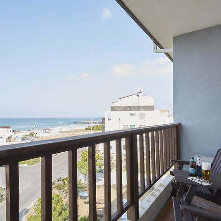 Dg Beach Pension Чеджу Екстериор снимка