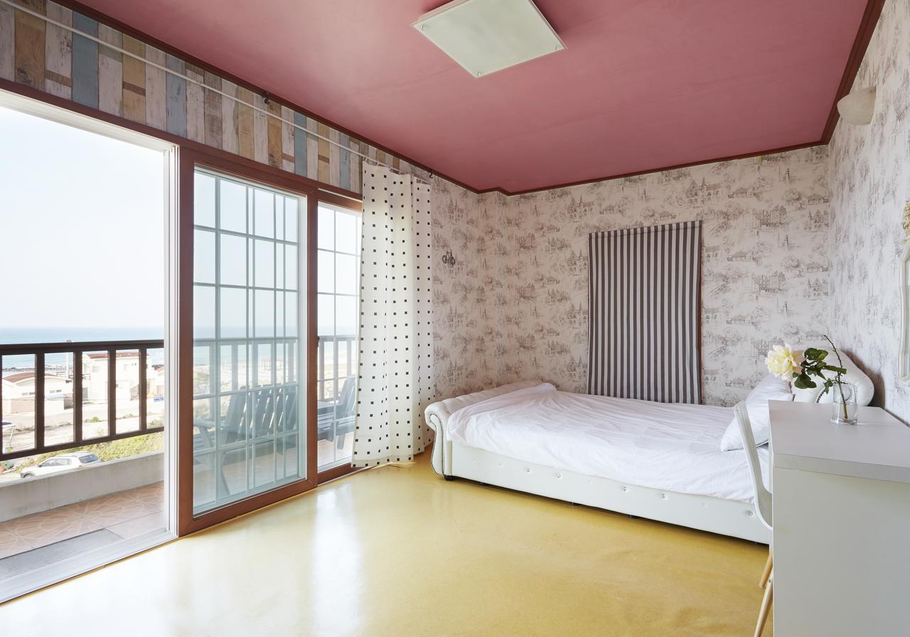 Dg Beach Pension Чеджу Екстериор снимка