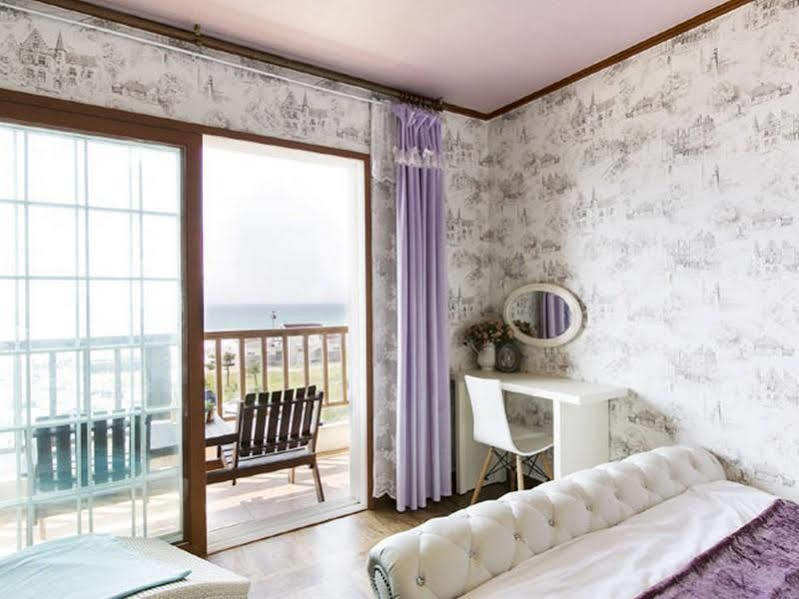 Dg Beach Pension Чеджу Екстериор снимка